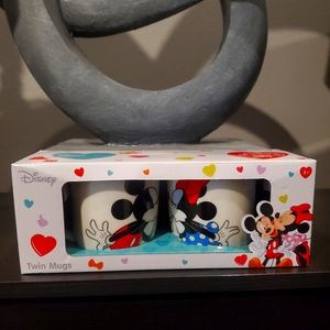 NWT Disney Mickey and Minnie Valentine Hearts Ceramic  Mug Set